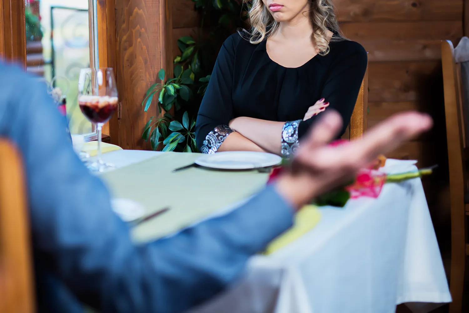 3 annoyed woman on a date 02 102725 c4de3f112e914c7f86808370bd051805